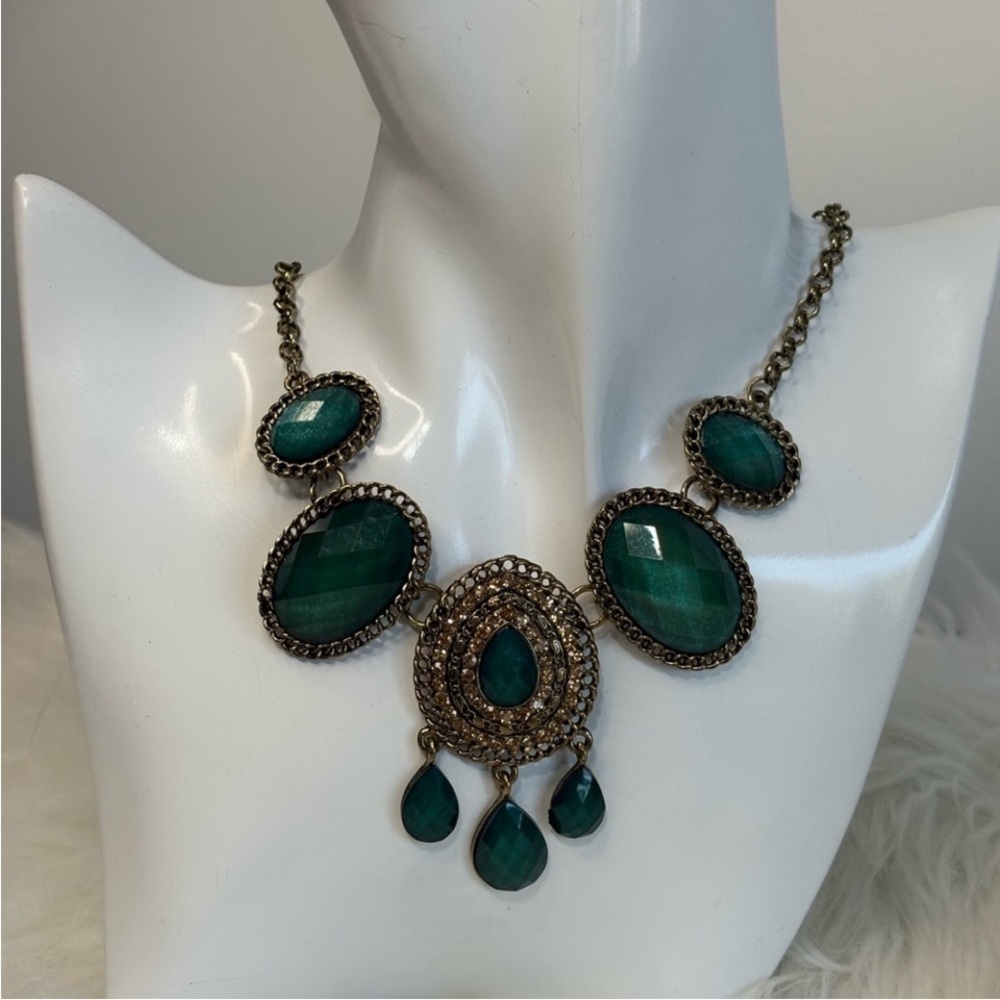 Elegant Green and Gold Statement Necklace - Picture 6 of 6